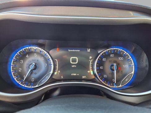 Used 2024 Chrysler Pacifica Touring-L image 14