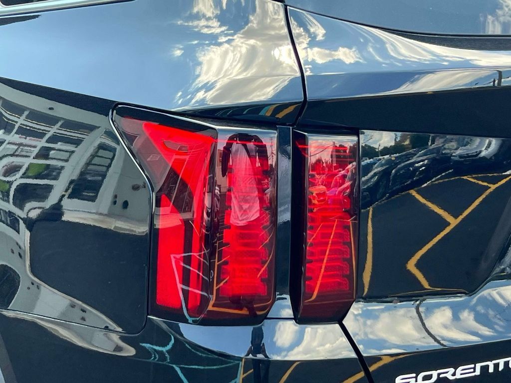 Certified 2023 Kia Sorento LX FWD image 10