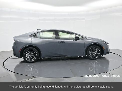 Used 2025 Toyota Prius XLE image 5