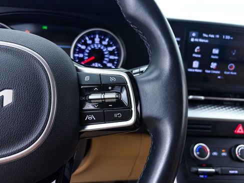 Used 2022 Kia Carnival LX image 33