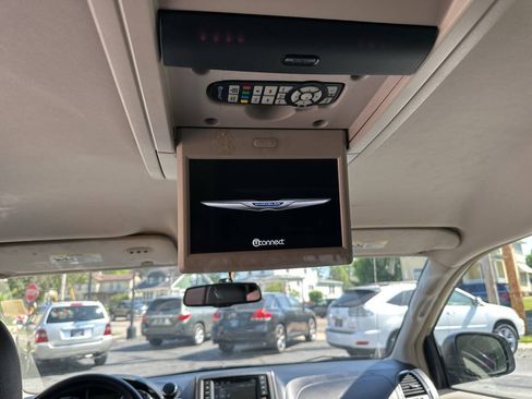 Used 2015 Chrysler Town & Country Touring FWD image 15