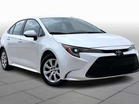 Used 2025 Toyota Corolla LE image 3