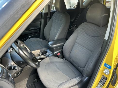 Used 2014 Kia Soul ! FWD image 10