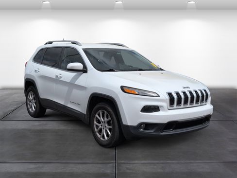 Used 2015 Jeep Cherokee Latitude image 2