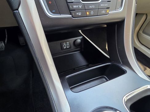 Used 2019 Ford Fusion SE FWD image 18