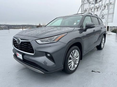 Certified 2025 Toyota Highlander Platinum image 7