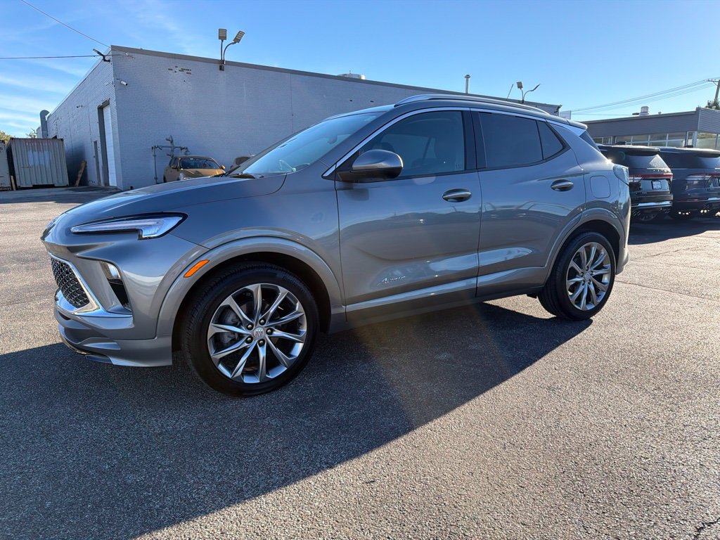 Used 2024 Buick Encore GX Avenir w/ Avenir Technology Package FWD image 4