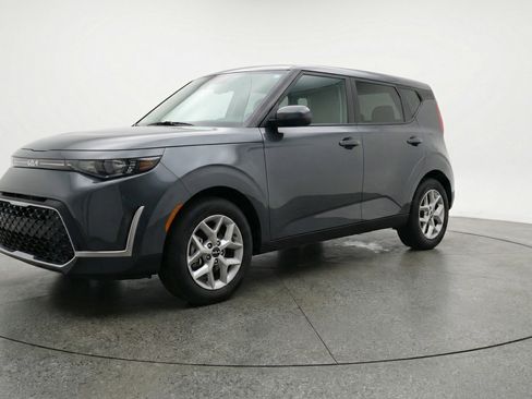 Used 2025 Kia Soul LX w/ LX Technology Package image 3