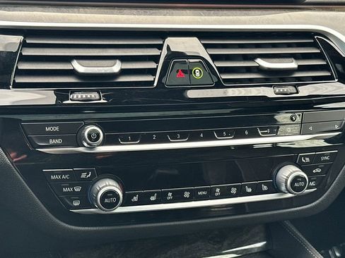 Used 2022 BMW M550i xDrive M550i xDrive w/ Dynamic Handling Package image 23