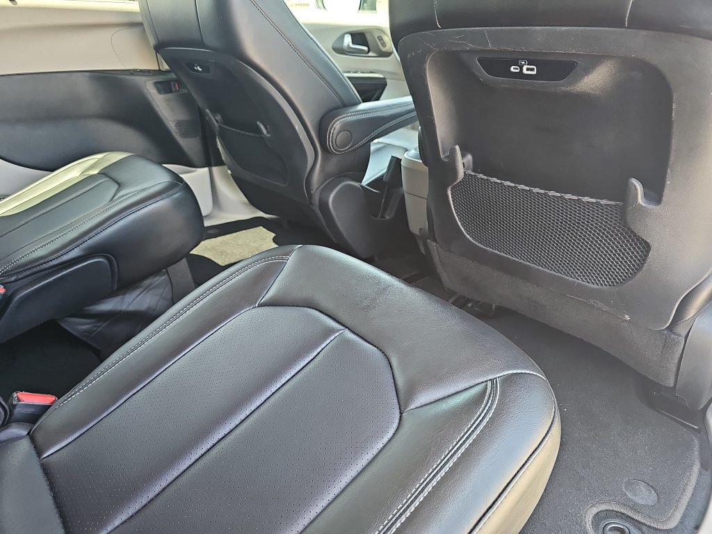 Used 2023 Chrysler Pacifica Touring-L FWD image 11