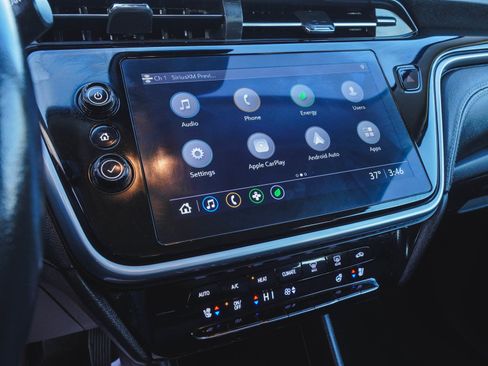 Used 2022 Chevrolet Bolt EUV LT w/ Convenience Package image 17