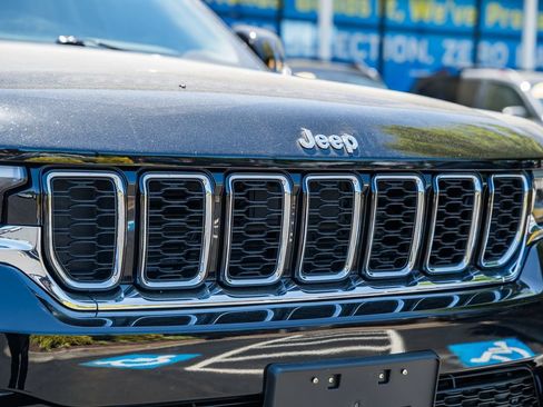 Used 2023 Jeep Grand Cherokee Limited AWD/4WD image 13