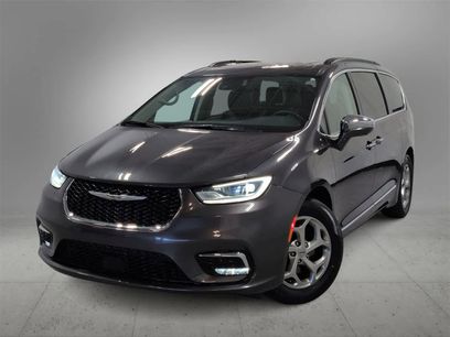 Used 2022 Chrysler Pacifica Limited w/ Uconnect Theater Family Group