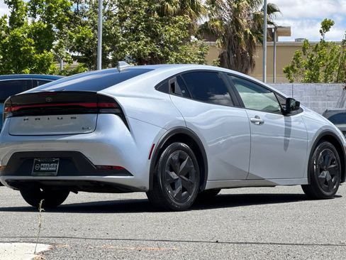 Used 2023 Toyota Prius LE FWD image 4