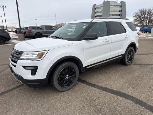 Used 2018 Ford Explorer XLT image 2