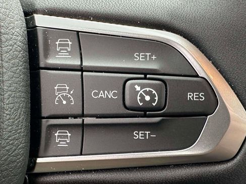 Used 2025 Jeep Compass Limited image 21