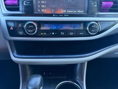 Used 2017 Toyota Highlander LE image 37