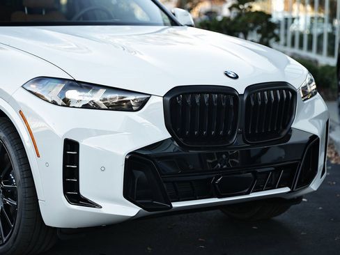 New 2026 BMW X5 sDrive40i image 2