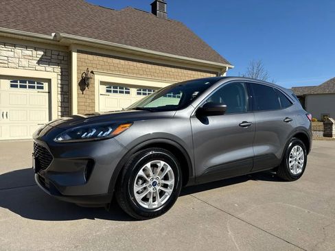 Used 2021 Ford Escape SE w/ Cold Weather Package image 1