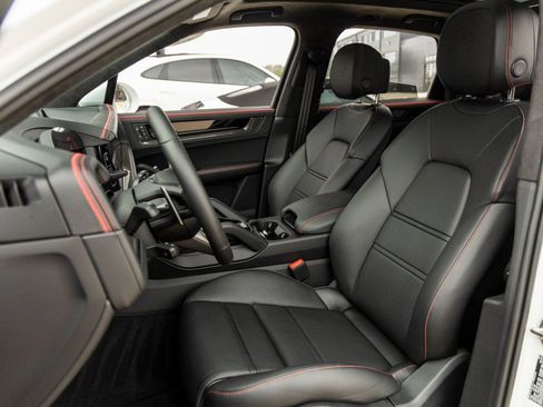 Certified 2026 Porsche Cayenne GTS AWD/4WD image 5