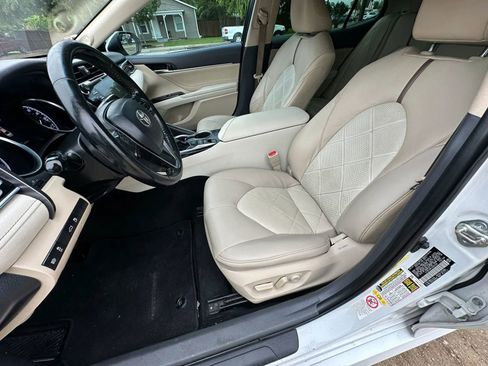 Used 2018 Toyota Camry XLE image 12