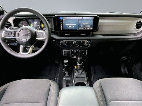 Used 2025 Jeep Wrangler Unlimited Sahara AWD/4WD image 16