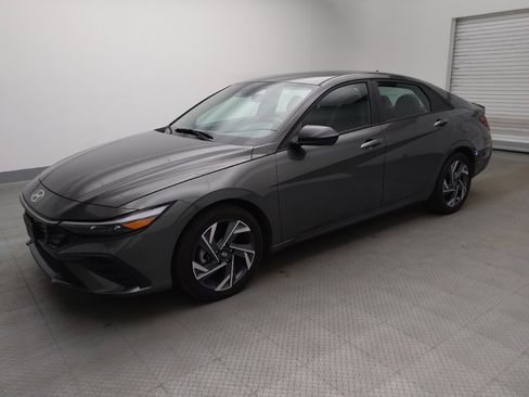 Used 2025 Hyundai Elantra SEL FWD image 2