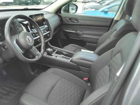 Used 2025 Nissan Pathfinder SV FWD image 3