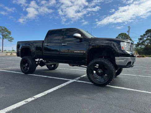 Used 2007 GMC Sierra 2500 SLT w/ Z71 Off-Road Package image 4