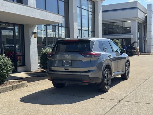 Used 2024 Nissan Rogue SV image 5