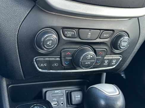 Used 2018 Jeep Cherokee Latitude Plus w/ Comfort/Convenience Group image 20