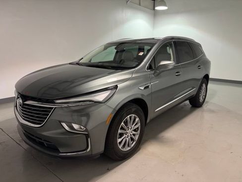 Used 2023 Buick Enclave Essence FWD image 3