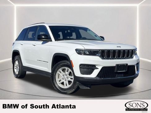 Used 2023 Jeep Grand Cherokee Laredo image 1