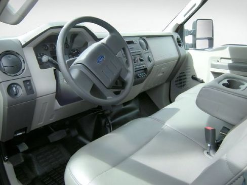 Used 2010 Ford F250 4x4 Crew Cab Super Duty image 2