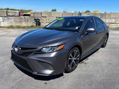 Used 2019 Toyota Camry SE image 3