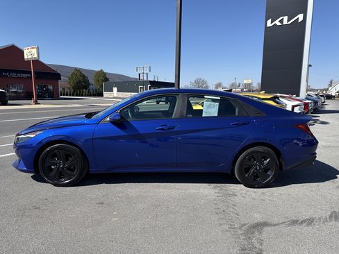 Used 2023 Hyundai Elantra SEL w/ Preferred Accessory Package FWD image 7