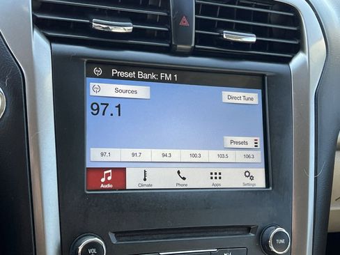 Used 2017 Ford Fusion SE w/ Fusion SE Technology Package image 18