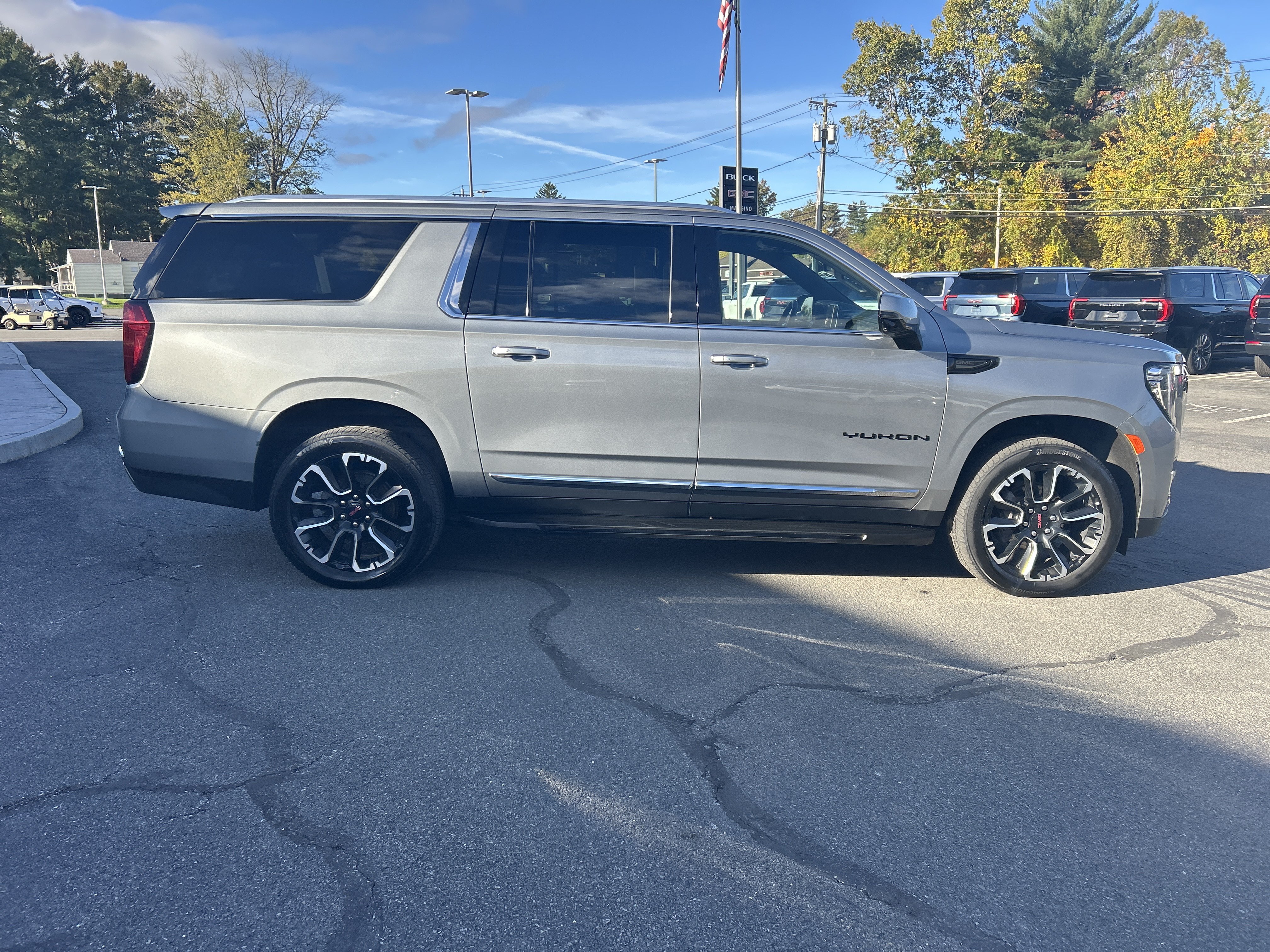 Used 2023 GMC Yukon XL SLT w/ SLT Luxury Package AWD/4WD image 16