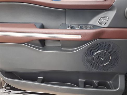Used 2024 Ford Expedition Limited image 17