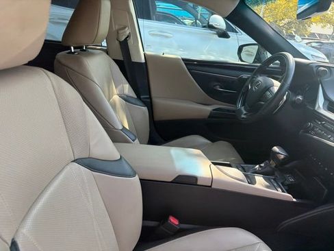 Used 2019 Lexus ES 350 Ultra Luxury w/ Accessory Package 2 FWD image 12