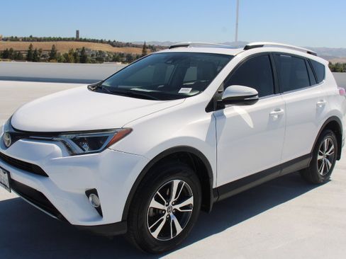 Used 2018 Toyota RAV4 XLE w/ Plus Extra Value Package AWD/4WD image 7