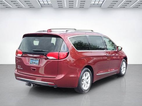 Used 2018 Chrysler Pacifica Touring-L w/ Tire & Wheel Group FWD image 3