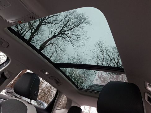 Certified 2025 Volkswagen Taos SE w/ Panoramic Sunroof Package image 14