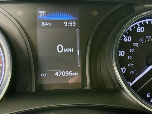 Used 2019 Toyota Camry SE FWD image 13