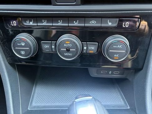 Used 2020 Volkswagen Jetta SE w/ SE Cold Weather Package FWD image 24
