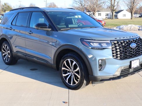 Used 2025 Ford Explorer ST-Line image 3