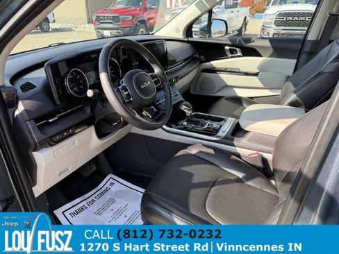 Used 2024 Kia Carnival EX image 16