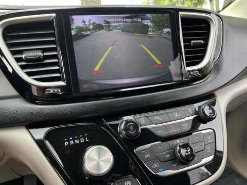 Used 2023 Chrysler Pacifica Touring-L image 36