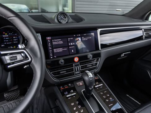 Certified 2026 Porsche Macan AWD/4WD image 32