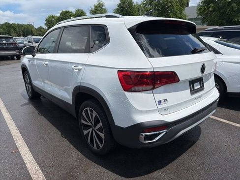 Used 2023 Volkswagen Taos SE w/ Panoramic Sunroof Package FWD image 4